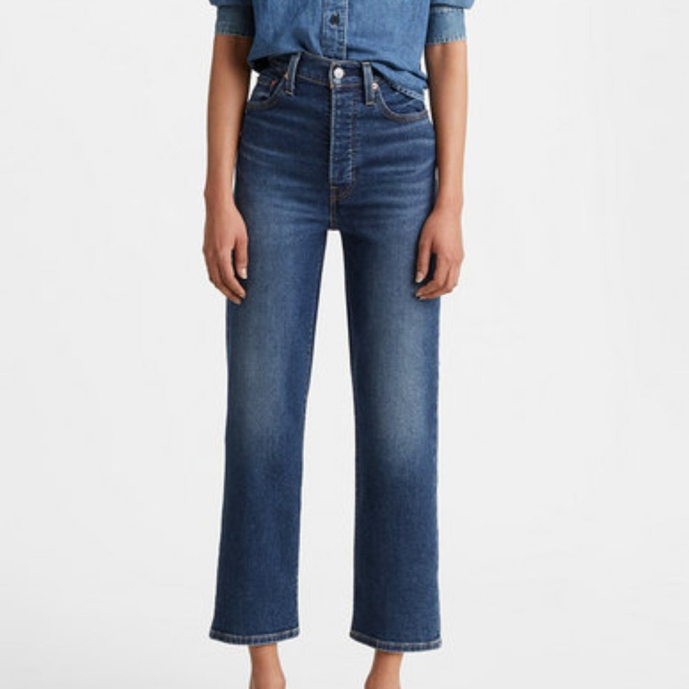 Levi's Women's Ribcage Straight Ankle Jeans in Medium Blue